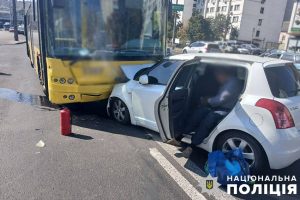 На Солом’янці водійка врізалась на своєму авто у тролейбус