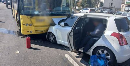 На Солом’янці водійка врізалась на своєму авто у тролейбус