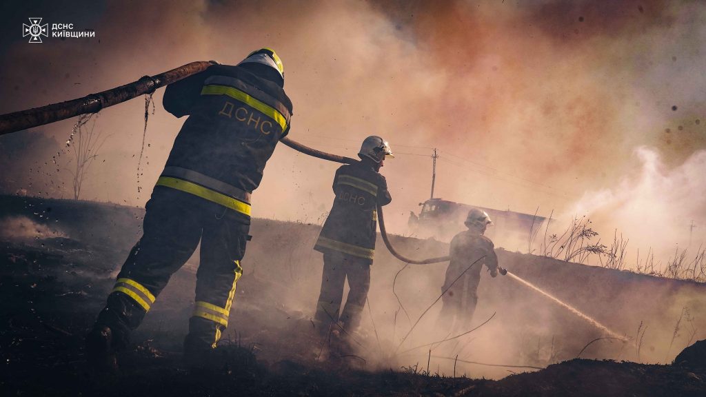 На Київщині надзвичайники врятували від вогню ціле село (фото, відео)