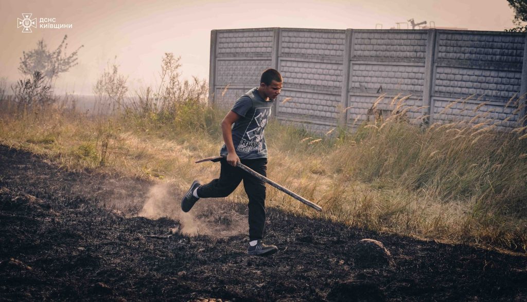 На Київщині надзвичайники врятували від вогню ціле село (фото, відео)