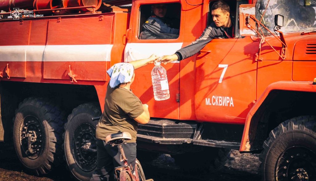 На Київщині надзвичайники врятували від вогню ціле село (фото, відео)