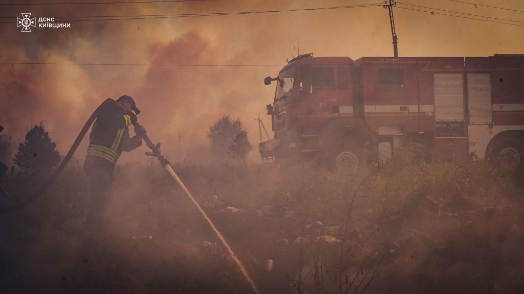 На Київщині надзвичайники врятували від вогню ціле село (фото, відео)