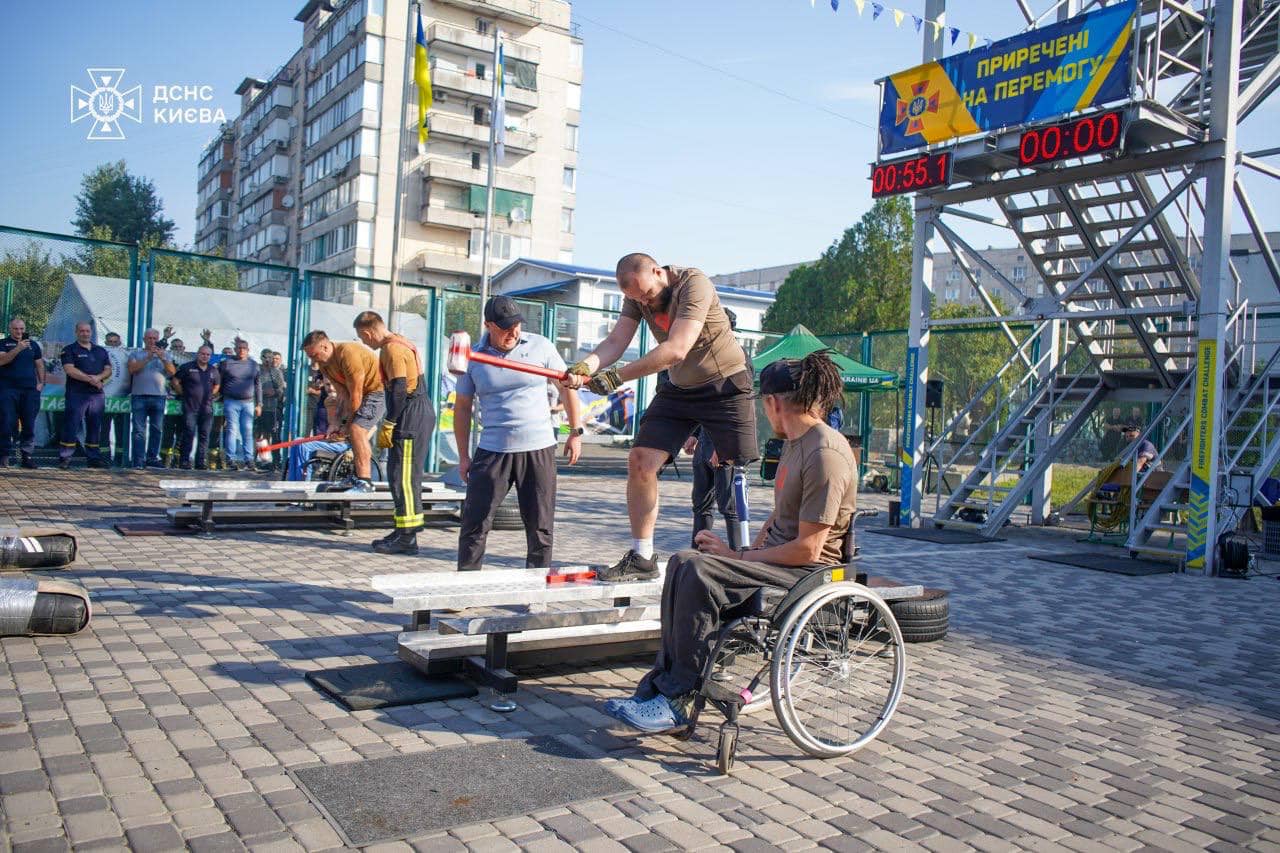 У Києві звання найсильнішого пожежника-рятувальника виборювали бійці ДСНС та ветерани ( фото, відео)