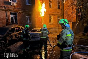 Нічна атака на Київ: уламками пошкоджено понад 20 авто та газову трубу в будинку на Печерську