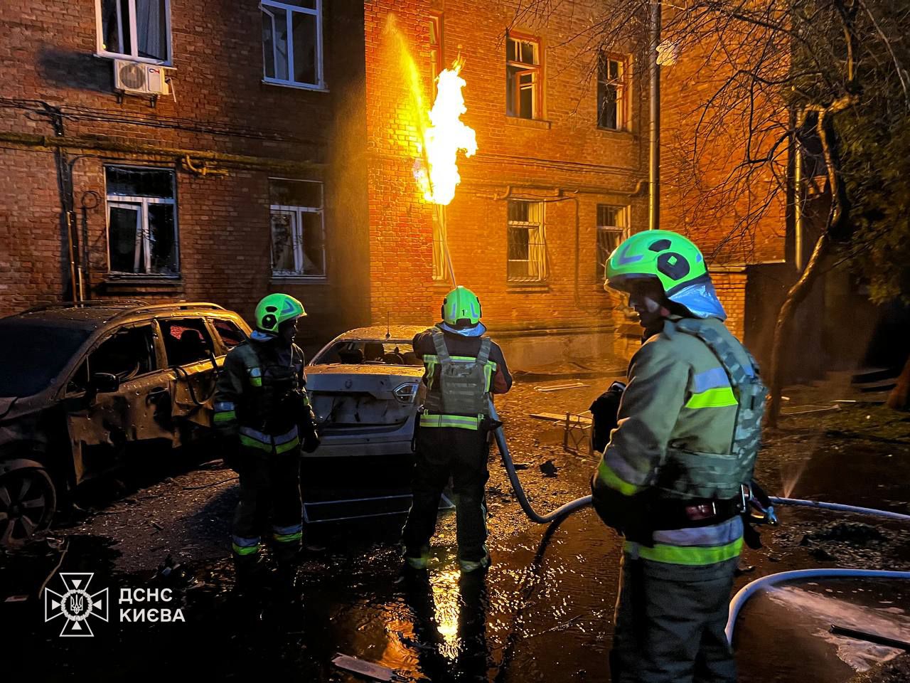 Нічна атака на Київ: уламками пошкоджено понад 20 авто та газову трубу в будинку на Печерську