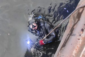 Поблизу столиці водолази-сапери дістали з Дніпра уламки ворожого безпілотника