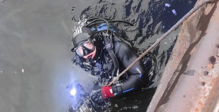 Поблизу столиці водолази-сапери дістали з Дніпра уламки ворожого безпілотника