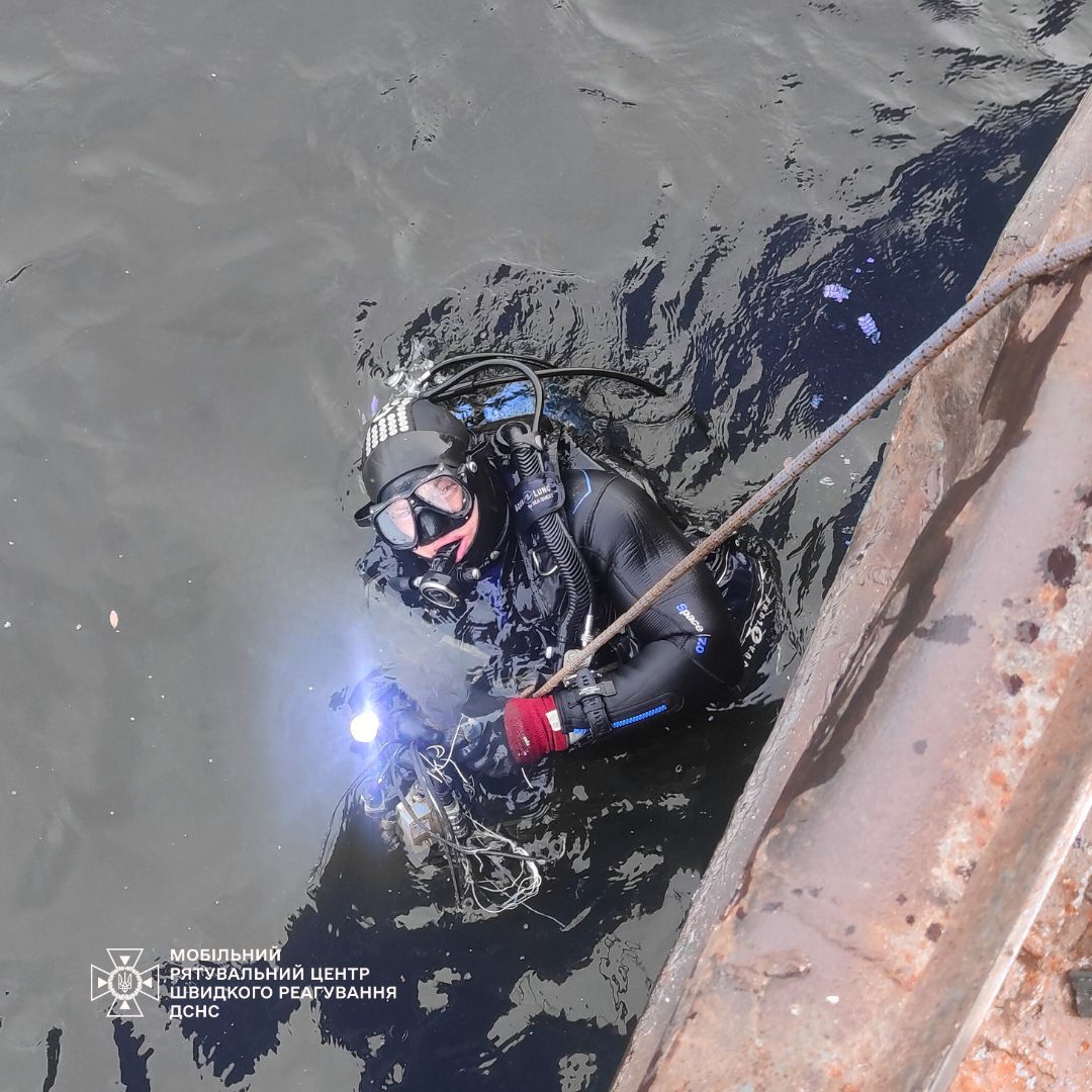 Поблизу столиці водолази-сапери дістали з Дніпра уламки ворожого безпілотника