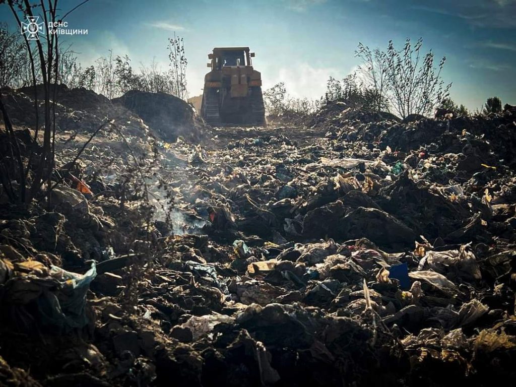 На межі Фастівського та Бучанського районів гасять велику пожежу