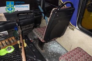 У Києві чоловік кинув пляшку в маршрутку, травмувавши підлітка 