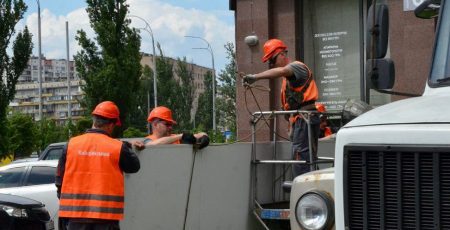 У Києві триває активний демонтаж незаконної реклами (локації)