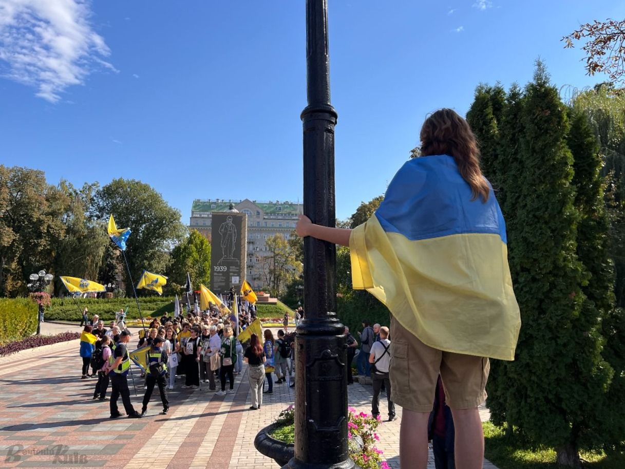 У середмісті Києва пройшла хода на вшанування Захисників та Захисниць України