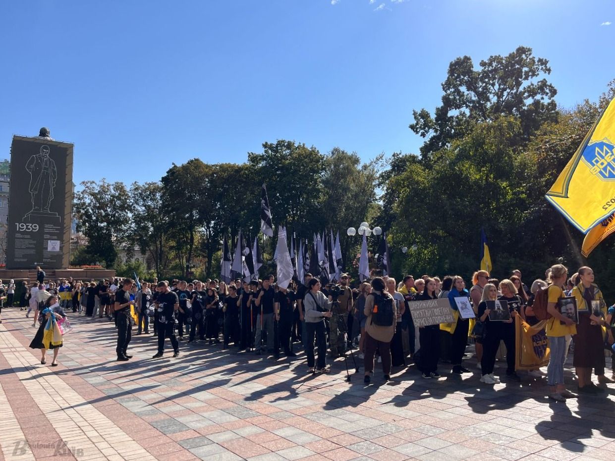 У середмісті Києва пройшла хода на вшанування Захисників та Захисниць України