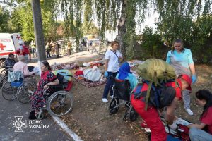 Удар по Сумському пансіонату для людей похилого віку: одна людина загинула, є поранені (відео)