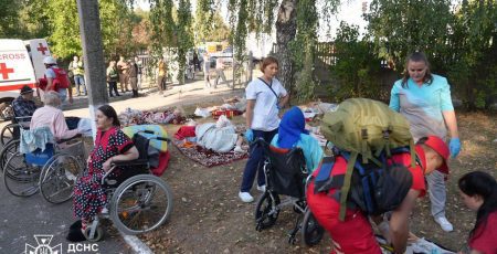 Удар по Сумському пансіонату для людей похилого віку: одна людина загинула, є поранені (відео)