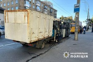 У Києві «Газель» на повній швидкості вʼїхала у маршрутку з пасажирами (фото)