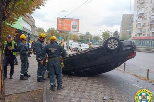 Рятувальники КАРС відбуксували перевернуте через ДТП авто з пішохідної зони на вулиці Борщагівськой (фото)