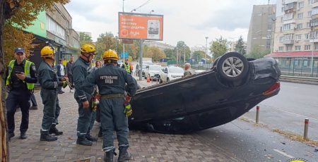 Рятувальники КАРС відбуксували перевернуте через ДТП авто з пішохідної зони на вулиці Борщагівськой (фото)