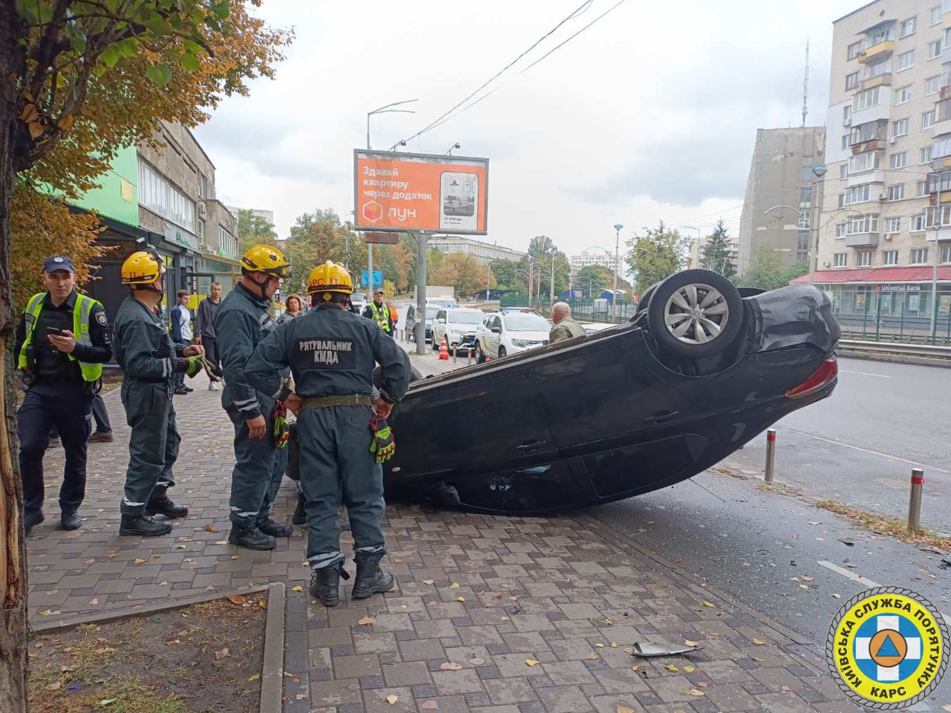 Рятувальники КАРС відбуксували перевернуте через ДТП авто з пішохідної зони на вулиці Борщагівськой (фото)