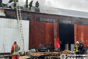 Руслан Кравченко: внаслідок падіння уламків збитих цілей пошкоджено три приватні будинки, складське приміщення та два автомобілі