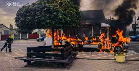 Під Києвом, попередньо через технічну несправність, згоріла маршрутка (фото)