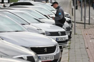 У Києві водій напав на інспекторку з паркування через зауваження щодо порушення ПДР (відео з бодікамери)