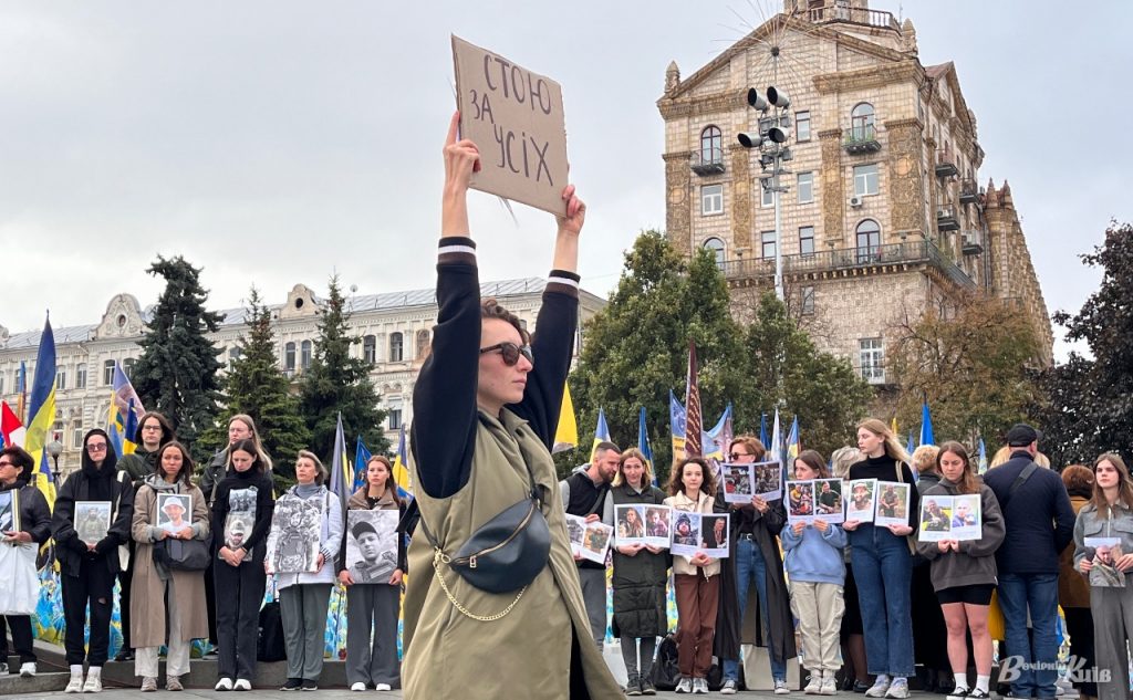 На Майдані вшанували Героїв хвилиною мовчання та квітами (фото)