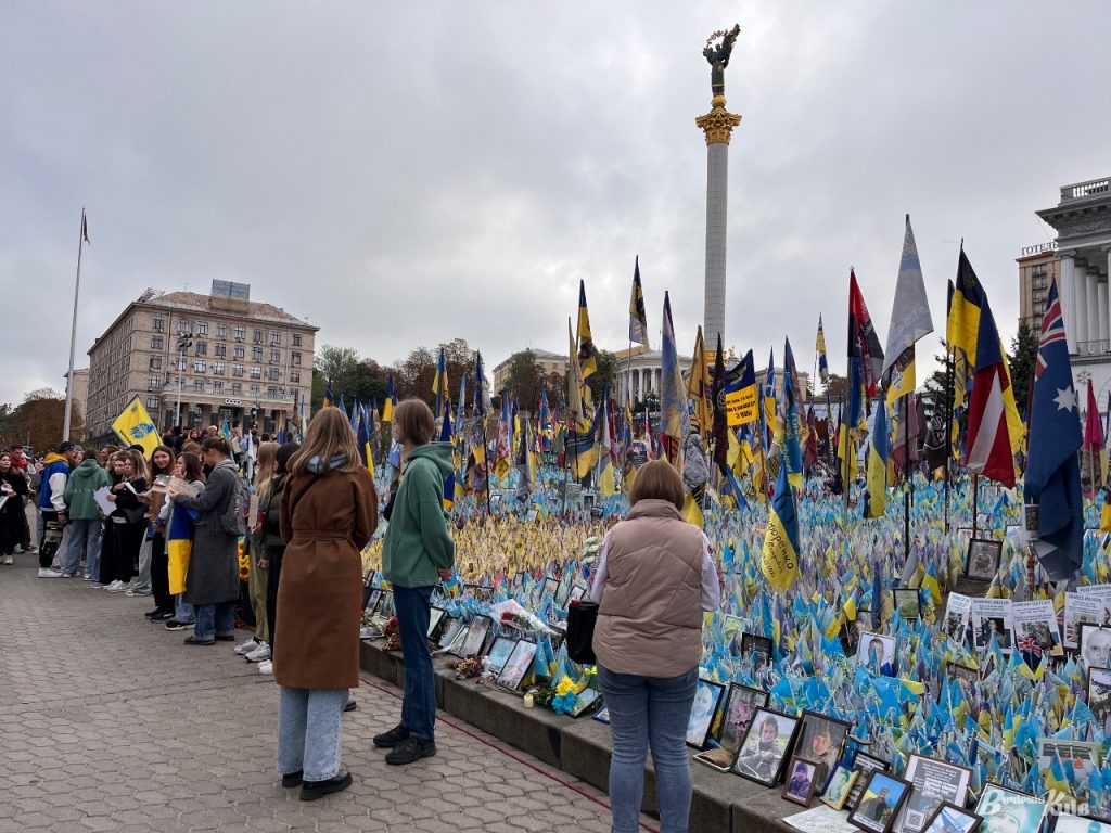 На Майдані вшанували Героїв хвилиною мовчання та квітами (фото)