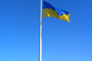 У Києві через негоду приспустили головний прапор України