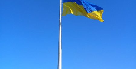 У Києві через негоду приспустили головний прапор України