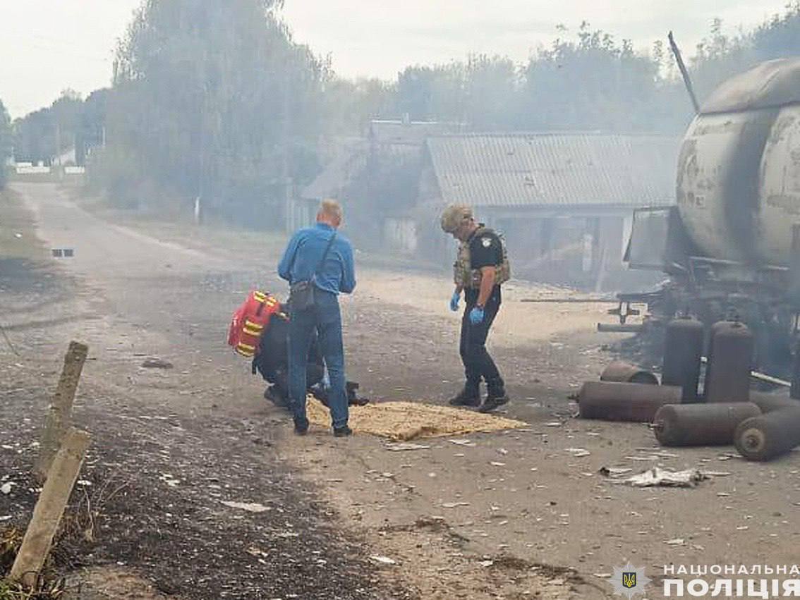 На Чернігівщині російський дрон вдарив по газовозу: троє людей загинули, серед них дитина