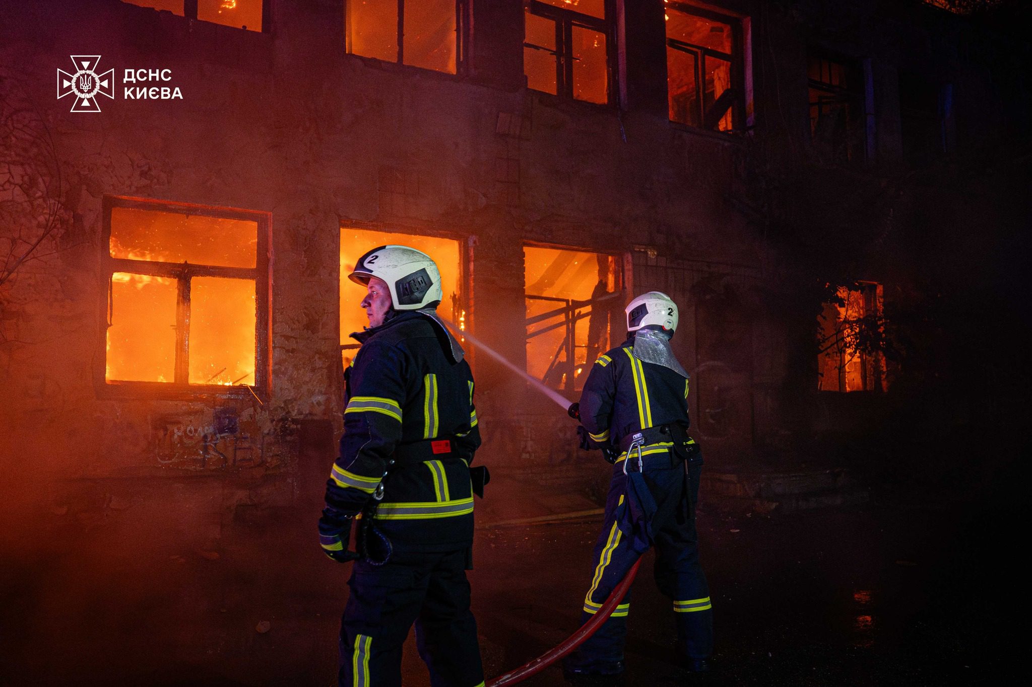 На Дмитрівській у Києві згоріла 2-поверхова будівля