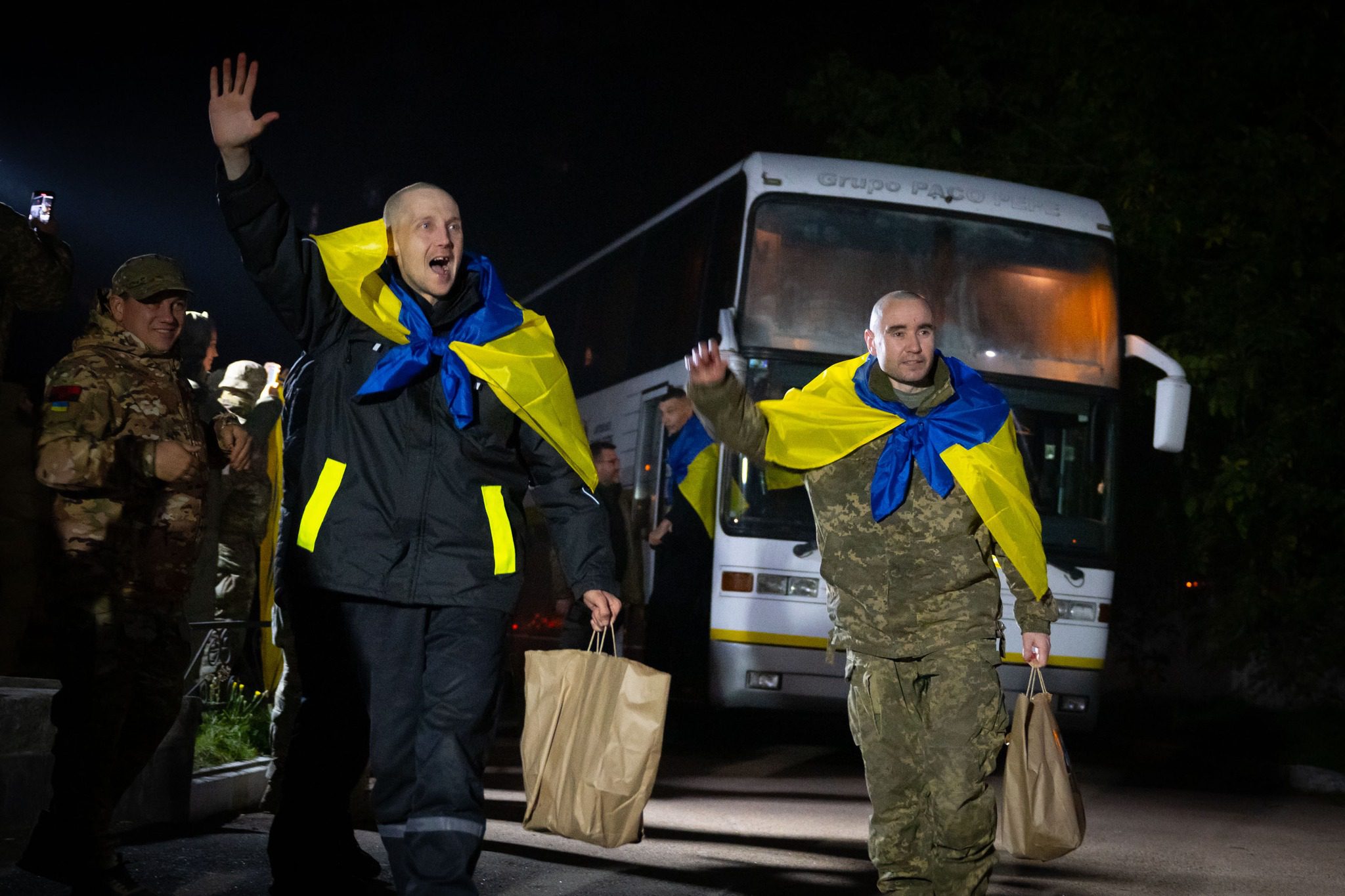 В Україну з російського полону повернули ще 95 захисників (фото, відео)