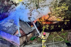 На столичному Сирці при пожежі в приватному секторі загинула людина