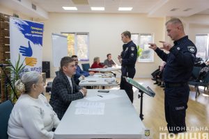 Жестова мова: у Києві поліцейських навчали азам “німої комунікації” (відео)