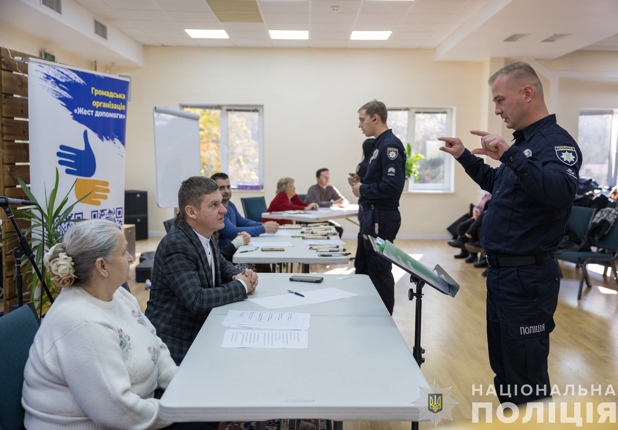 Жестова мова: у Києві поліцейських навчали азам “німої комунікації” (відео)