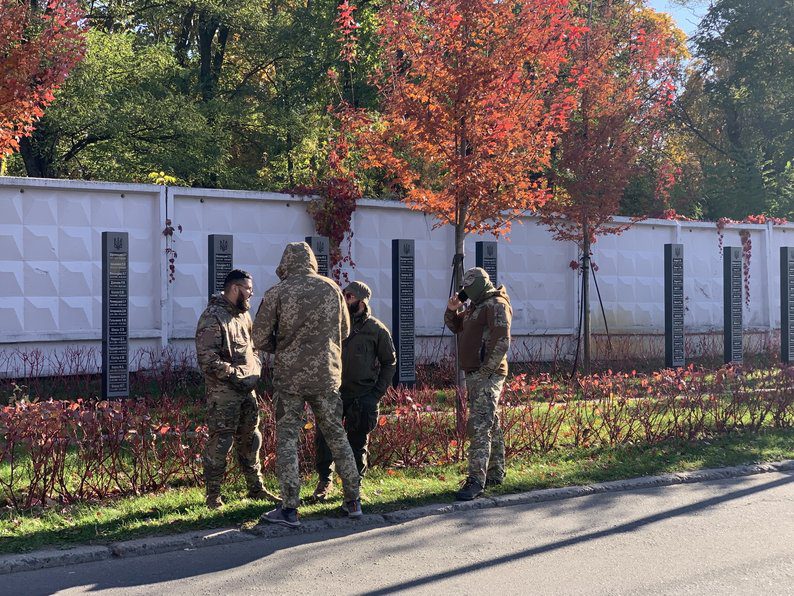 КМДА завадила на Оранжерейній у Києві садити дерева на честь полеглих воїнів