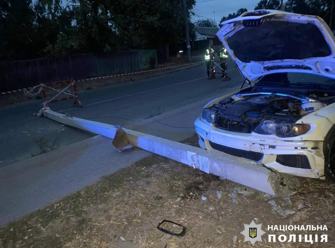 У Білій Церкві водій під наркотиками врізався в електроопору, яка впала на пішохода