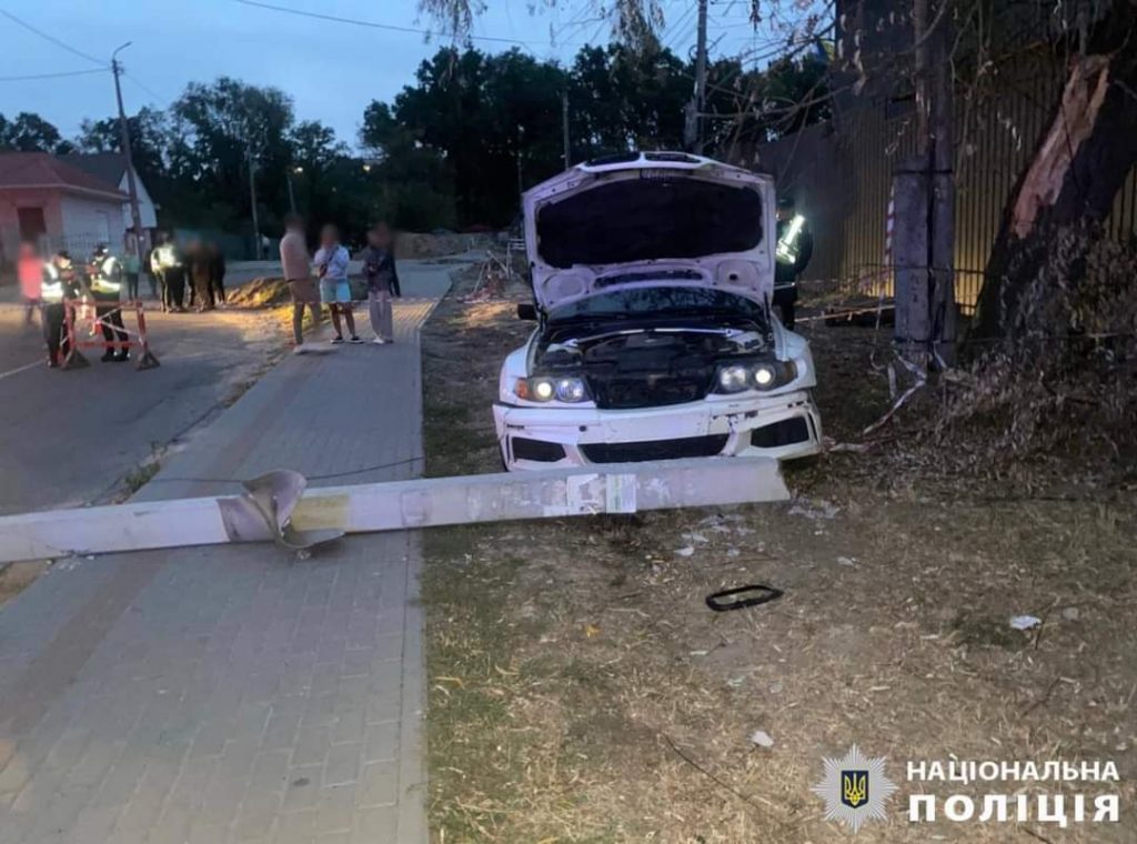 У Білій Церкві водій під наркотиками врізався в електроопору, яка впала на пішохода