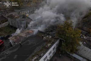 У Дніпровському районі ліквідували масштабну пожежу у складській будівлі