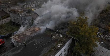 У Дніпровському районі ліквідували масштабну пожежу у складській будівлі