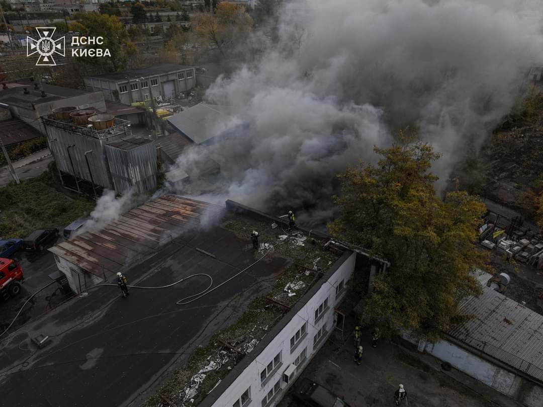 У Дніпровському районі ліквідували масштабну пожежу у складській будівлі