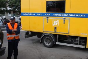 На столичному проспекті Науки через аварію на водогоні два будинки залишились без води, обмежено рух транспорту