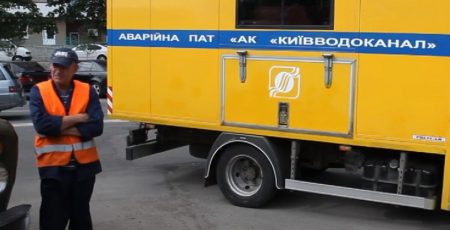 На столичному проспекті Науки через аварію на водогоні два будинки залишились без води, обмежено рух транспорту