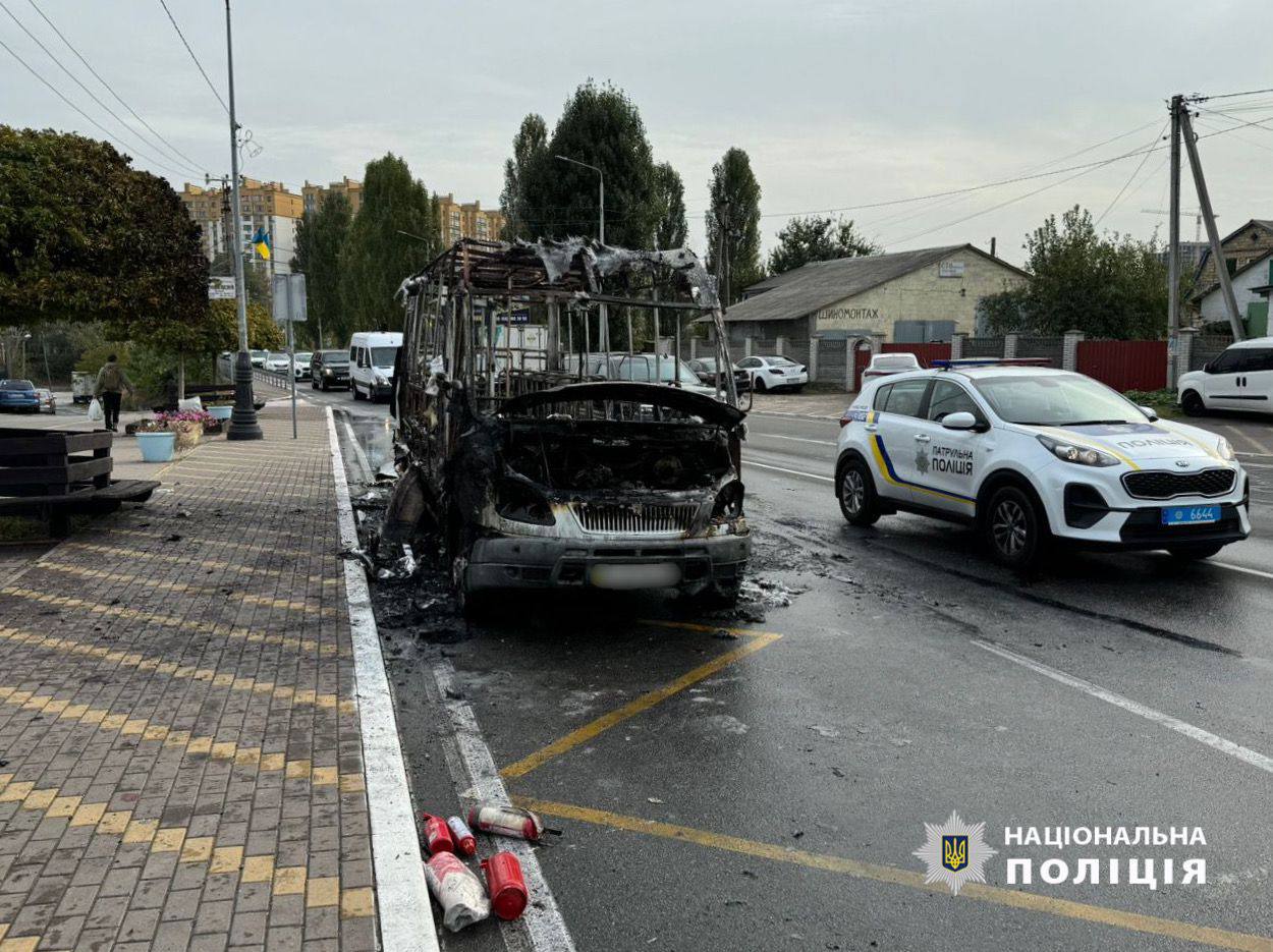 Під Києвом, попередньо через технічну несправність, згоріла маршрутка (фото)