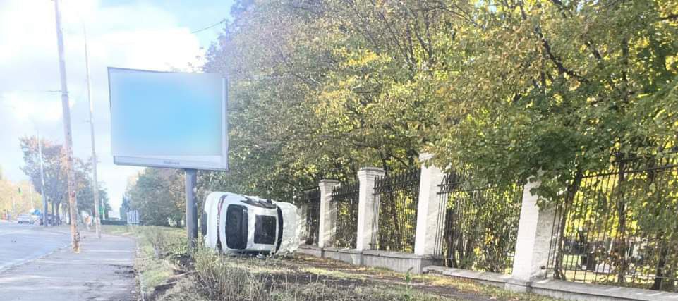 Ранкова ДТП на проспекті Глушкова у Києві: автівка перекинулася, але обійшлося без постраждалих (фото)