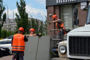 Цього тижня у Києві демонтуватимуть незаконну рекламу біля метро Осокорки