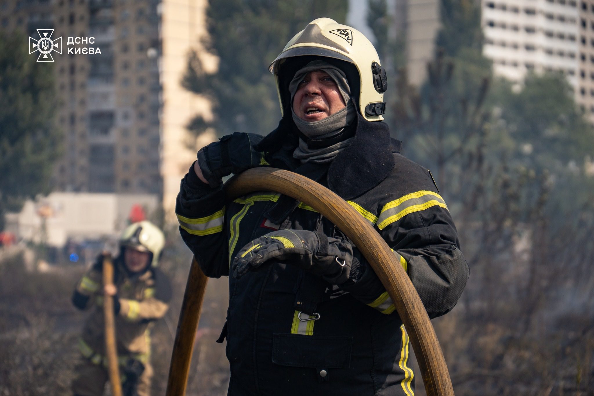 У Солом’янському районі ліквідували пожежу, що виникла в гаражі внаслідок падіння уламка ракети, - КМДА