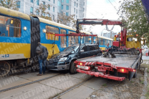 У Києві автівка в’їхала в трамвай (фото)