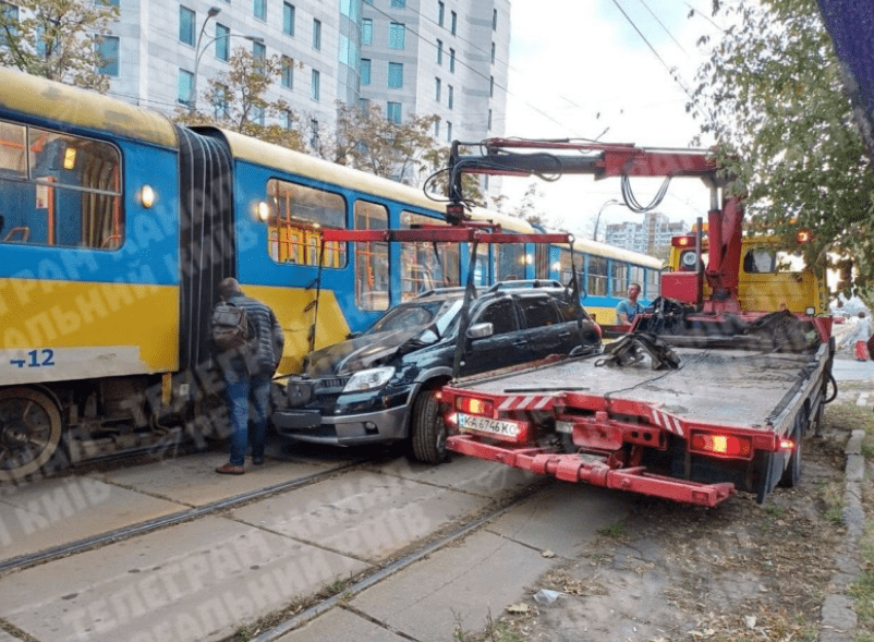 У Києві автівка в’їхала в трамвай (фото)